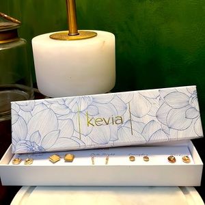 3/$30 NIB KEVIA 5 DAY STUD EARRINGS SET
